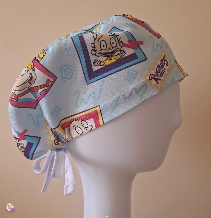 Gorro reutilizable con estampado animado en tonos celestes